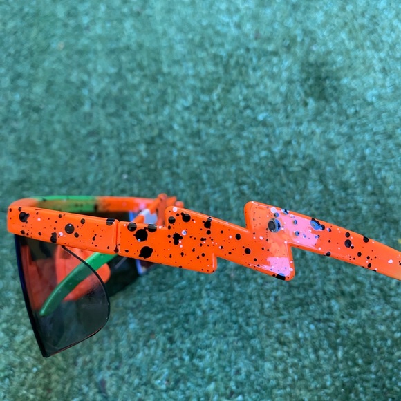 Sporty sunglasses - Picture 3 of 7